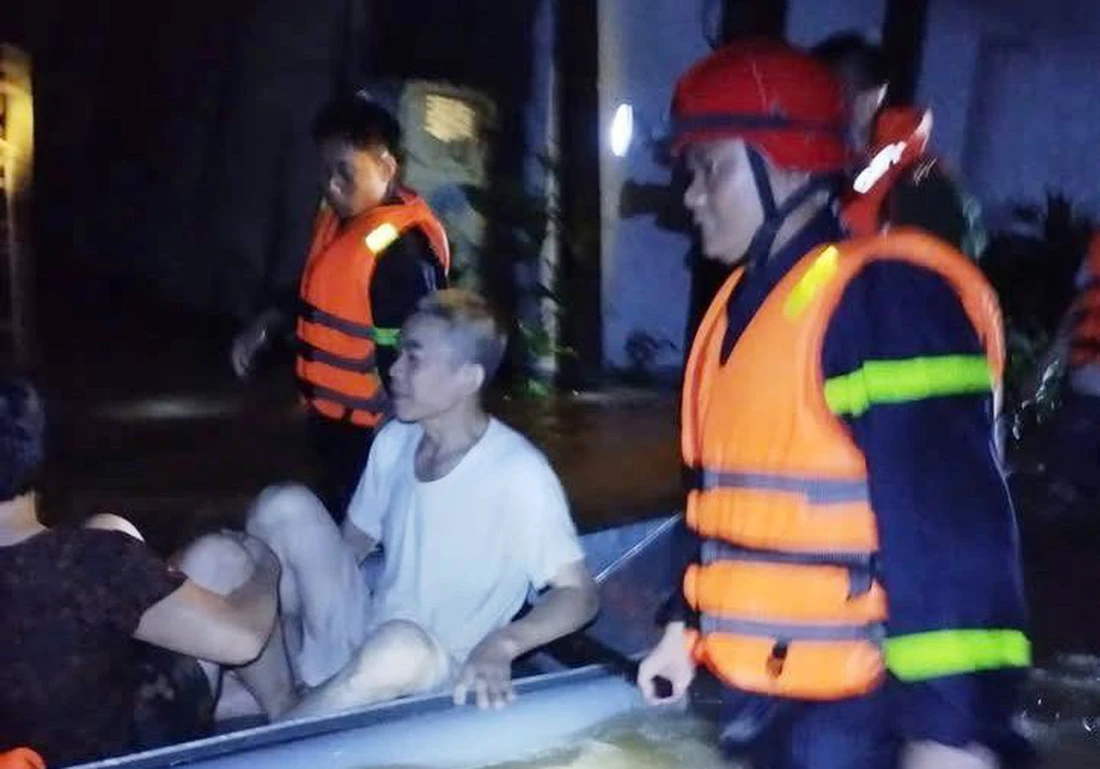 Nước sông dâng cao sau bão Bualoi, người dân Nghệ An xuyên đêm chạy lũ - Ảnh 1.