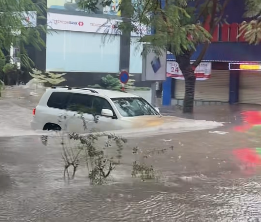 Hà Nội ngập khắp nơi, quân đội điều xe tới trường chở học sinh thoát khỏi điểm ngập sâu - Ảnh 2.