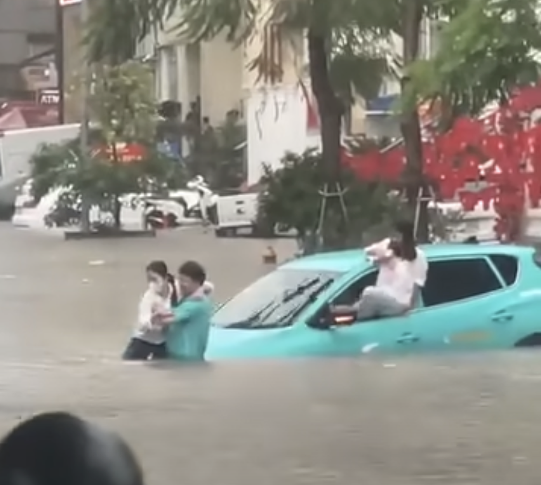 Hà Nội ngập khắp nơi, quân đội điều xe tới trường chở học sinh thoát khỏi điểm ngập sâu - Ảnh 3.