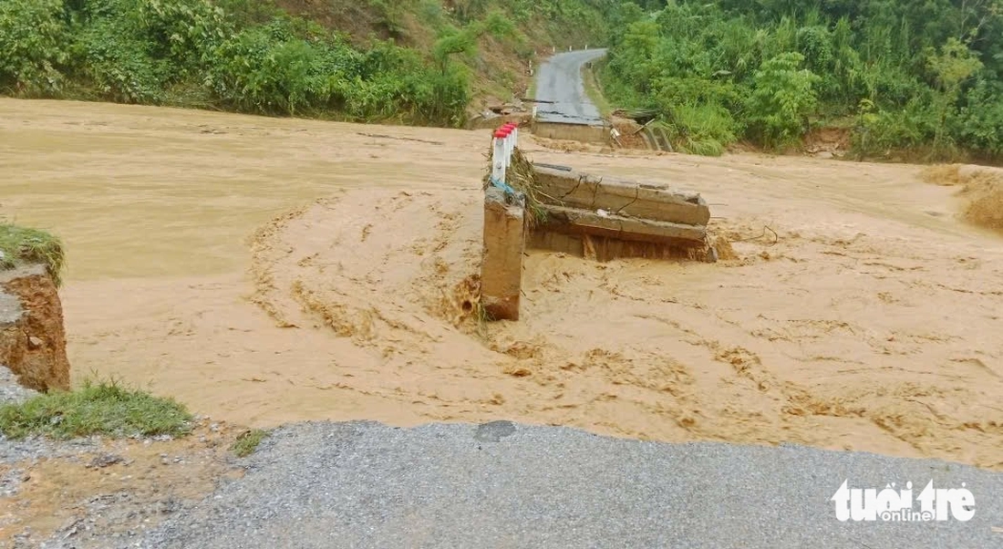 Nước sông dâng cao sau bão Bualoi, người dân Nghệ An xuyên đêm chạy lũ - Ảnh 8.