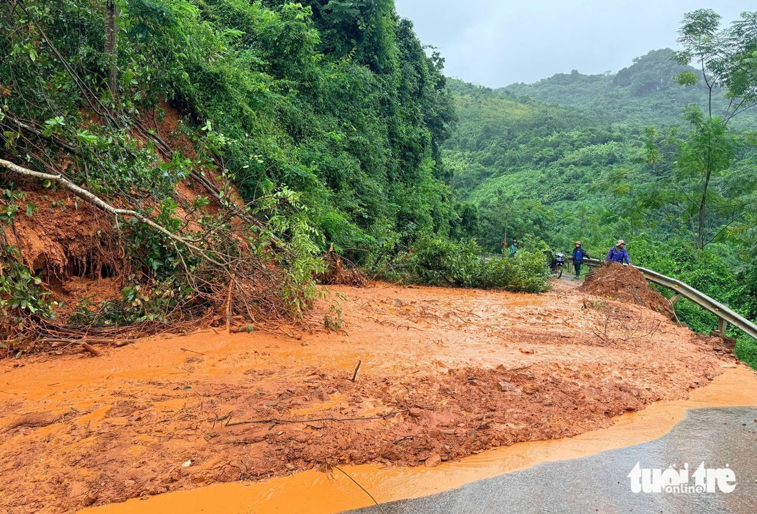 Nước sông dâng cao sau bão Bualoi, người dân Nghệ An xuyên đêm chạy lũ - Ảnh 9.