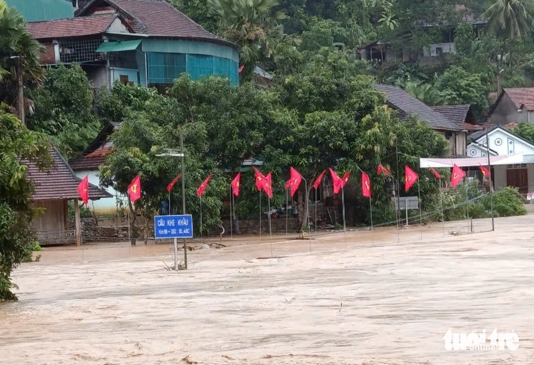 Nước sông dâng cao sau bão Bualoi, người dân Nghệ An xuyên đêm chạy lũ - Ảnh 11.