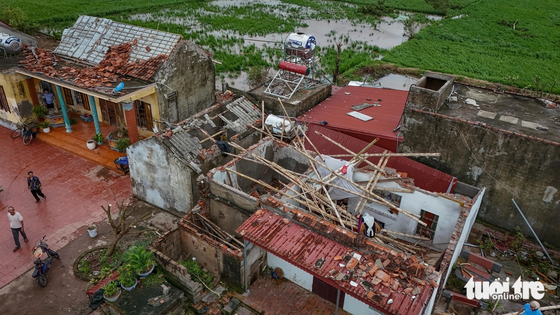 Khung cảnh tan hoang sau cơn lốc xoáy ở Ninh Bình - Ảnh 6.