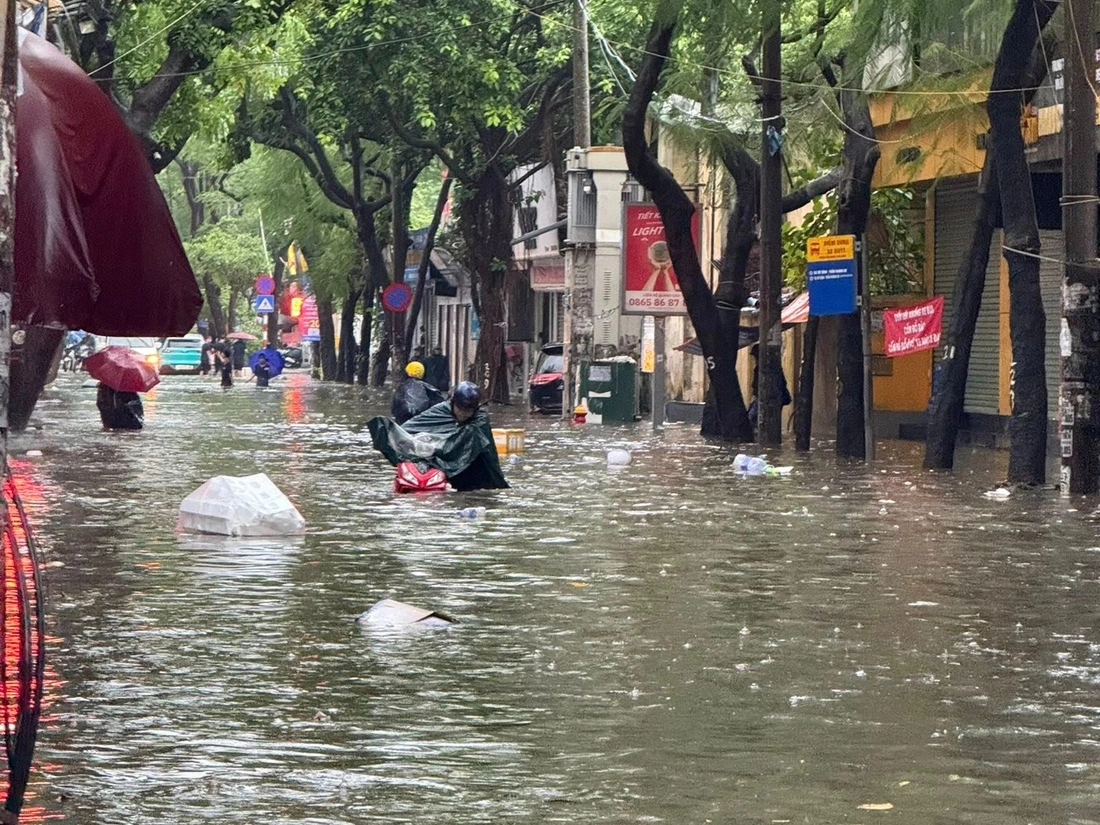 Hà Nội ngập khắp nơi, quân đội điều xe tới trường chở học sinh thoát khỏi điểm ngập sâu - Ảnh 4.