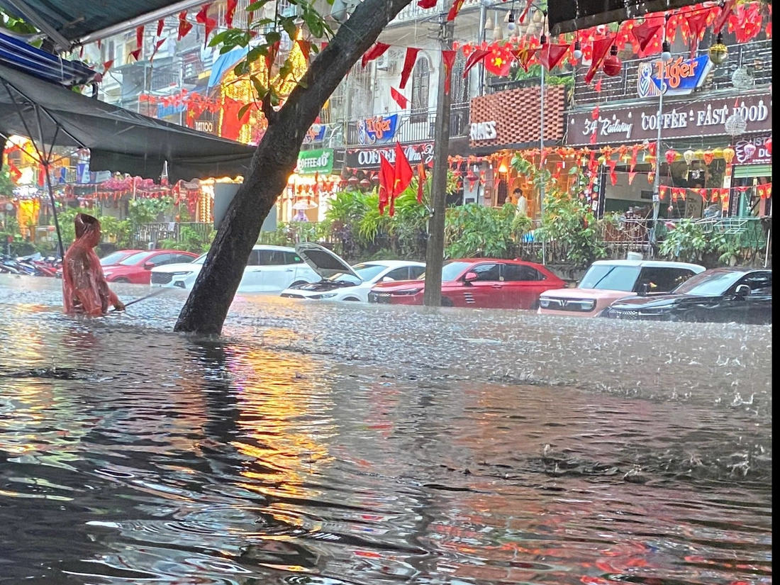 Hà Nội ngập khắp nơi, quân đội điều xe tới trường chở học sinh thoát khỏi điểm ngập sâu - Ảnh 7.