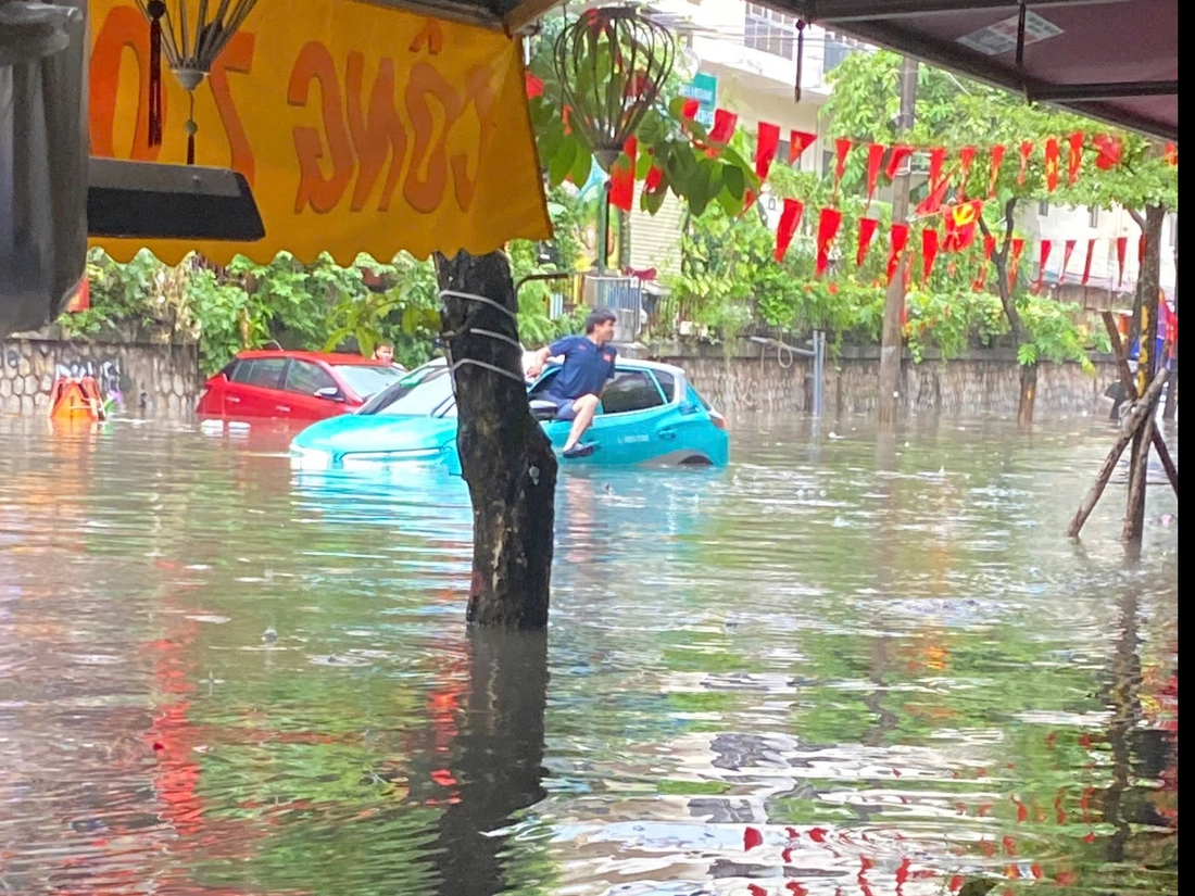 Hà Nội ngập khắp nơi, quân đội điều xe tới trường chở học sinh thoát khỏi điểm ngập sâu - Ảnh 5.
