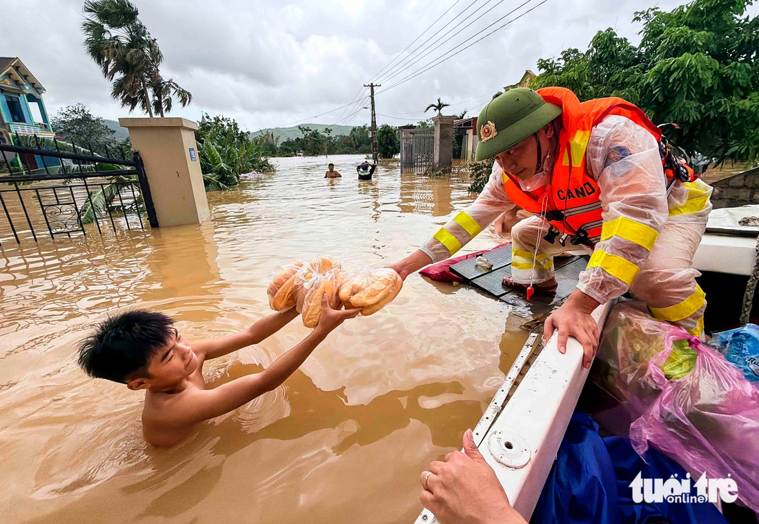 Hình ảnh người dân không thể quên ở một trong những nơi ngập lụt sâu nhất miền Trung - Ảnh 4.