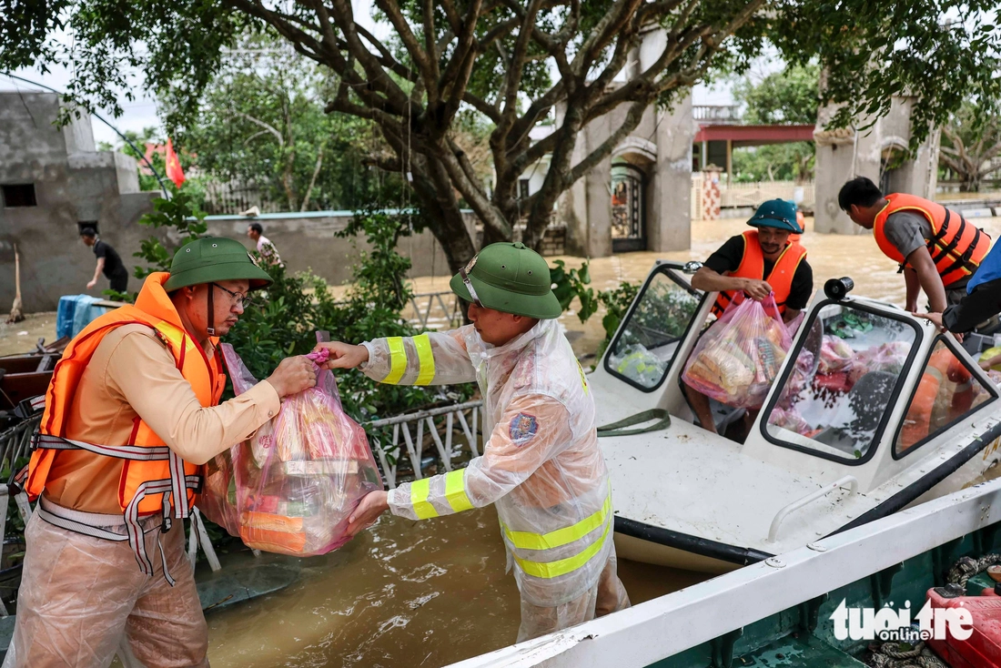 Hình ảnh người dân không thể quên ở một trong những nơi ngập lụt sâu nhất miền Trung - Ảnh 8.
