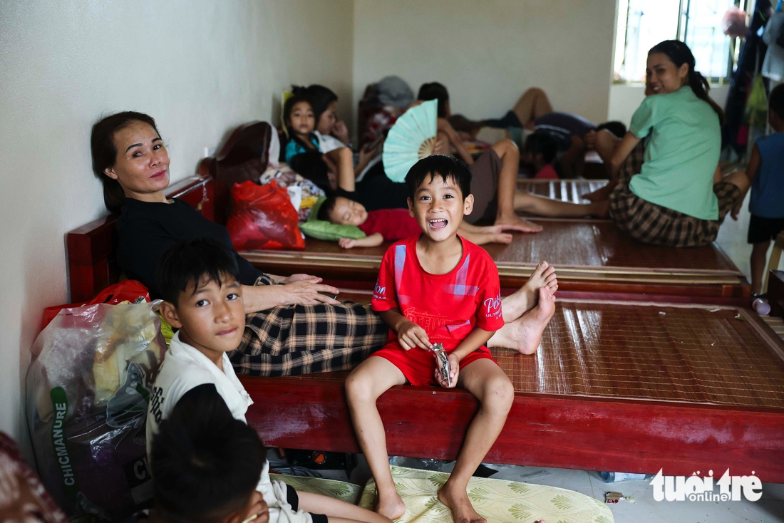 Hình ảnh người dân không thể quên ở một trong những nơi ngập lụt sâu nhất miền Trung - Ảnh 13.
