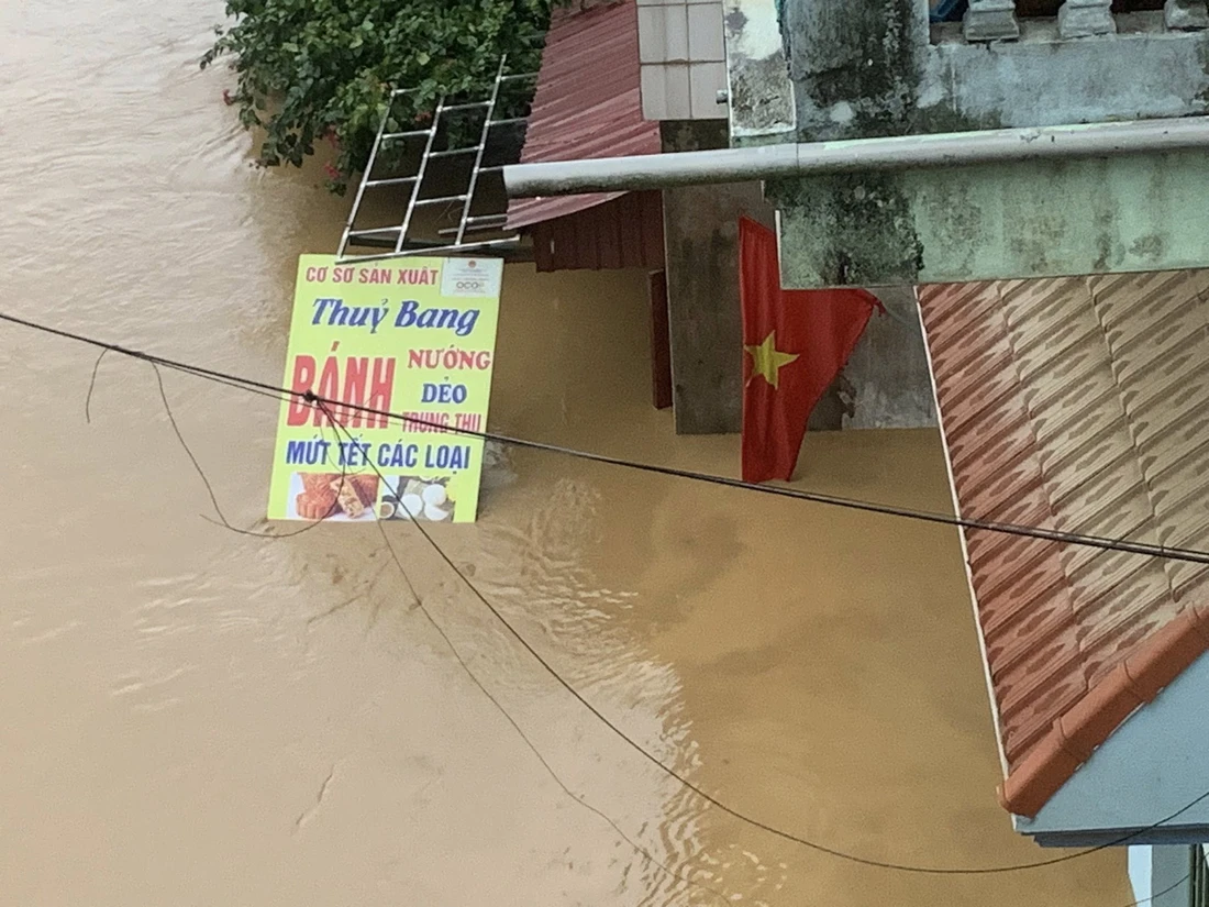 Sau một đêm, lũ trên sông Hồng dâng tới nóc nhà dân - Ảnh 5.