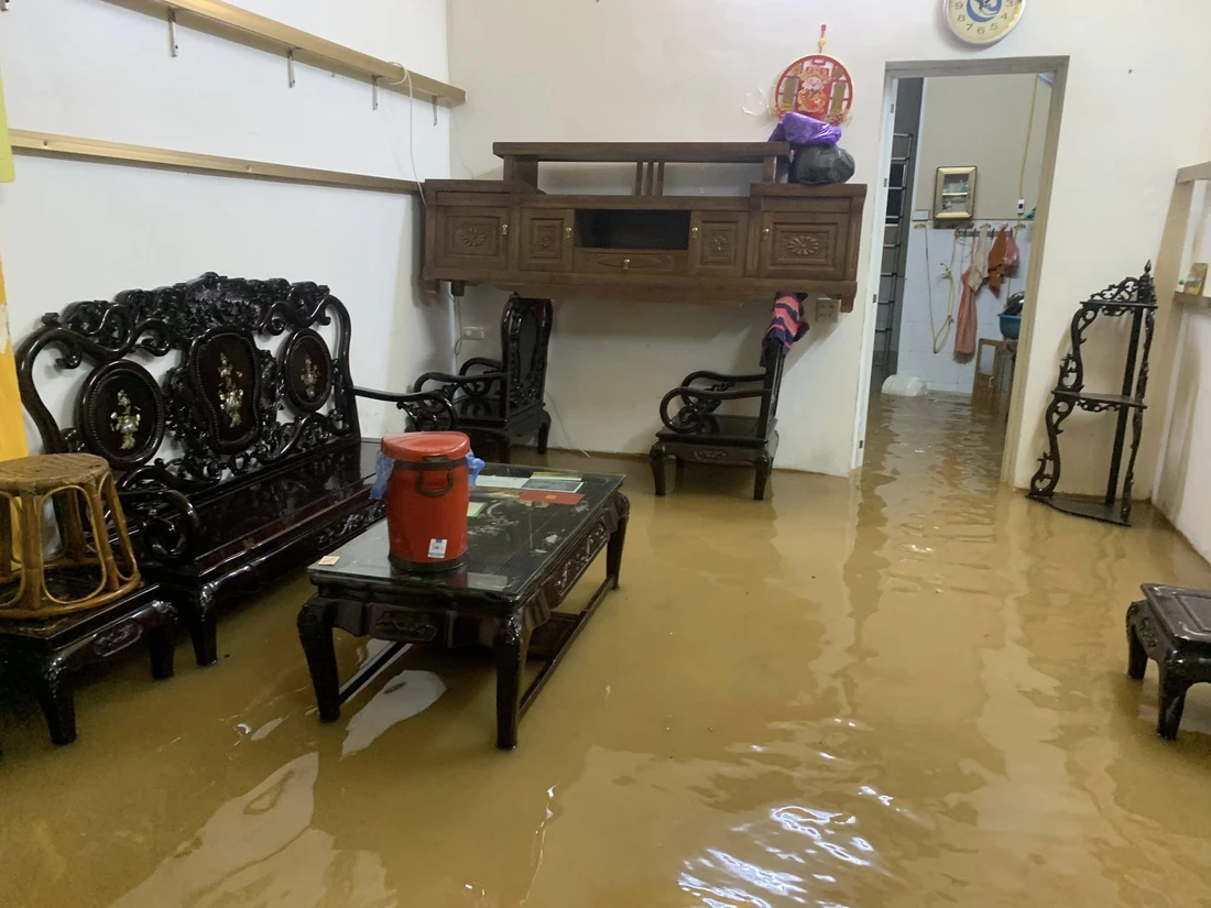 Sau một đêm, lũ trên sông Hồng dâng tới nóc nhà dân - Ảnh 2.