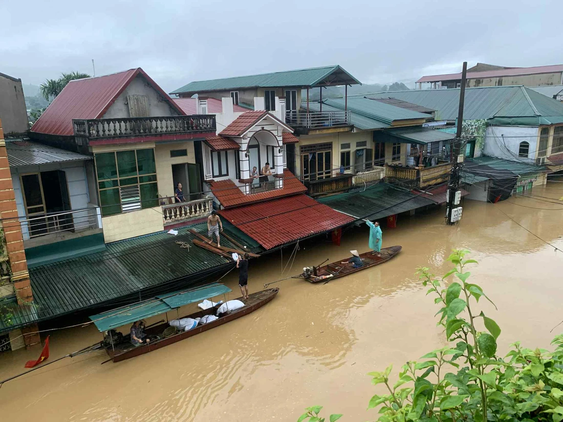 Sau một đêm, lũ trên sông Hồng dâng tới nóc nhà dân - Ảnh 5.