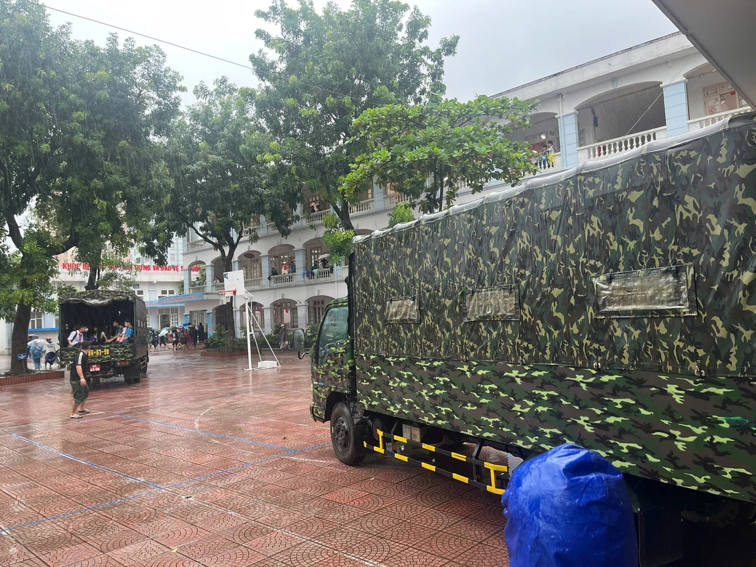 Hà Nội ngập khắp nơi, quân đội điều xe tới trường chở học sinh thoát khỏi điểm ngập sâu - Ảnh 9.