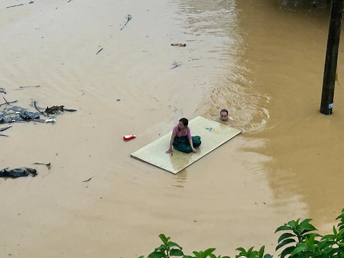 Sau một đêm, lũ trên sông Hồng dâng tới nóc nhà dân - Ảnh 8.