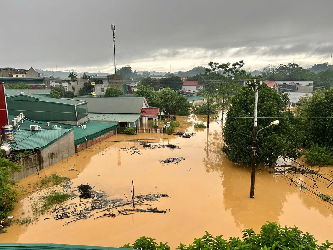 Sau một đêm, lũ trên sông Hồng dâng tới nóc nhà dân - Ảnh 6.