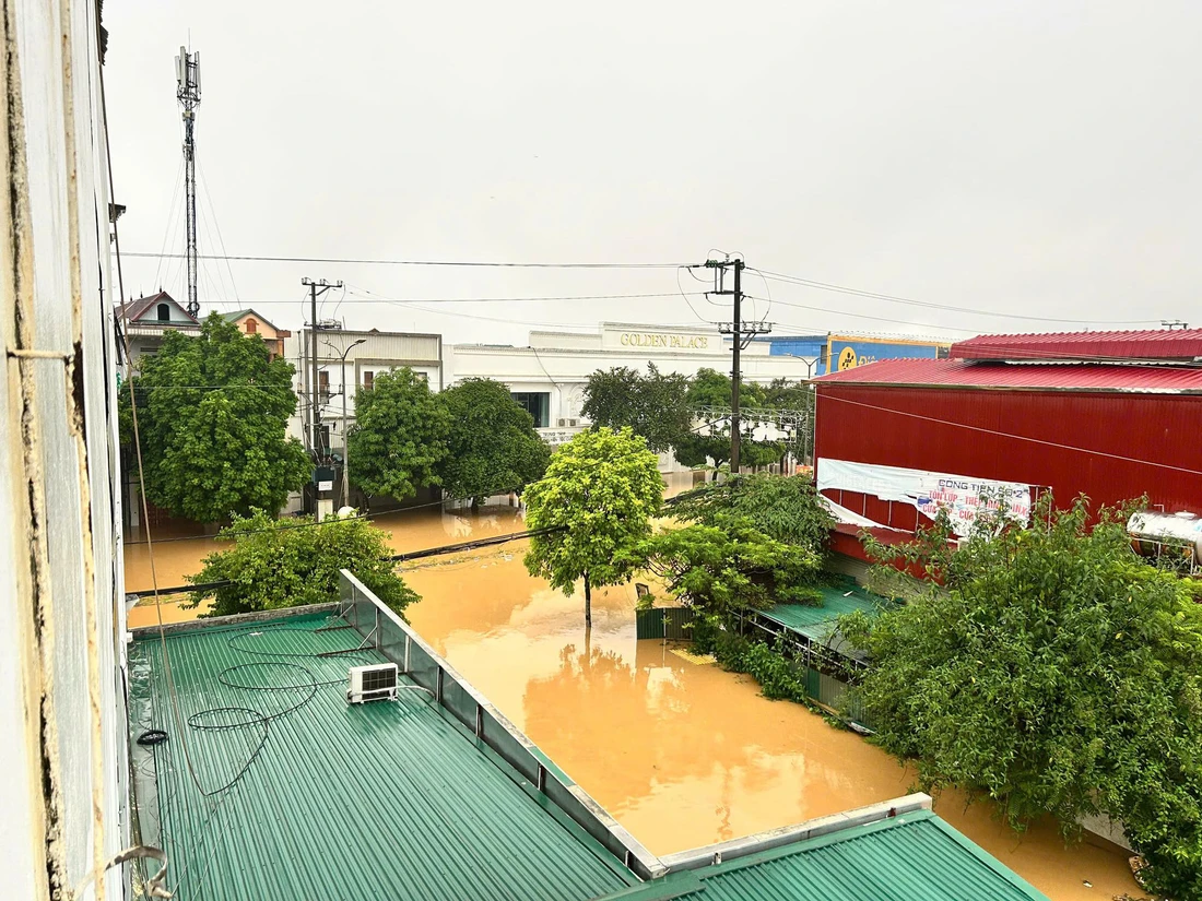 Sau một đêm, lũ trên sông Hồng dâng tới nóc nhà dân - Ảnh 7.