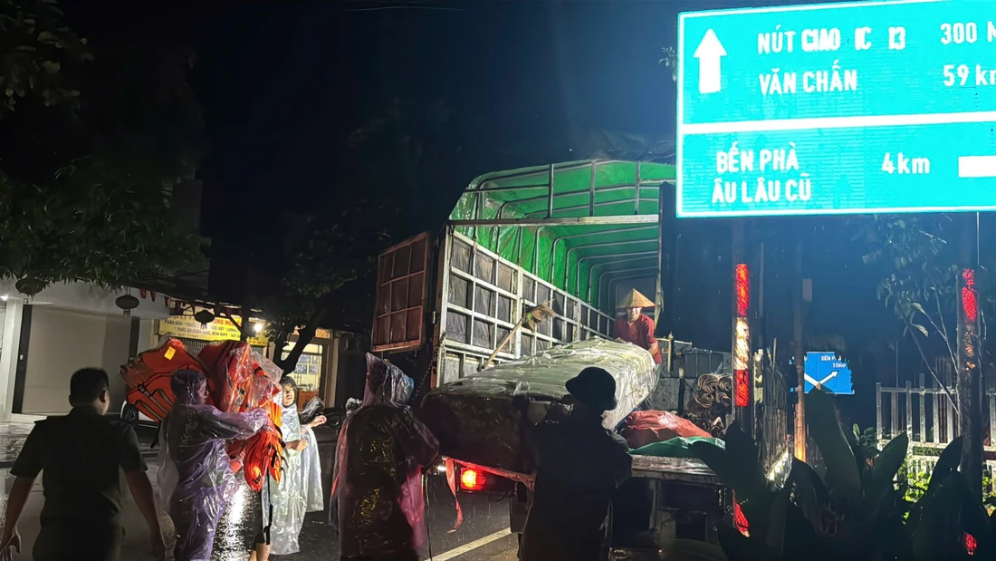 Sau một đêm, lũ trên sông Hồng dâng tới nóc nhà dân - Ảnh 3.