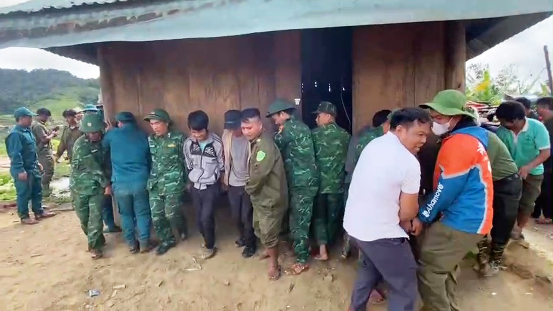 Bộ đội biên phòng, công an, dân quân khiêng 7 căn nhà vùng sạt lở đến nơi an toàn như 'thần đèn' - Ảnh 7.