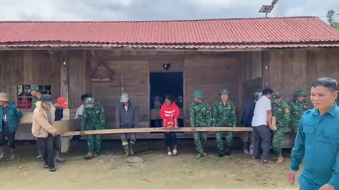 Bộ đội biên phòng, công an, dân quân khiêng 7 căn nhà vùng sạt lở đến nơi an toàn như 'thần đèn' - Ảnh 2.