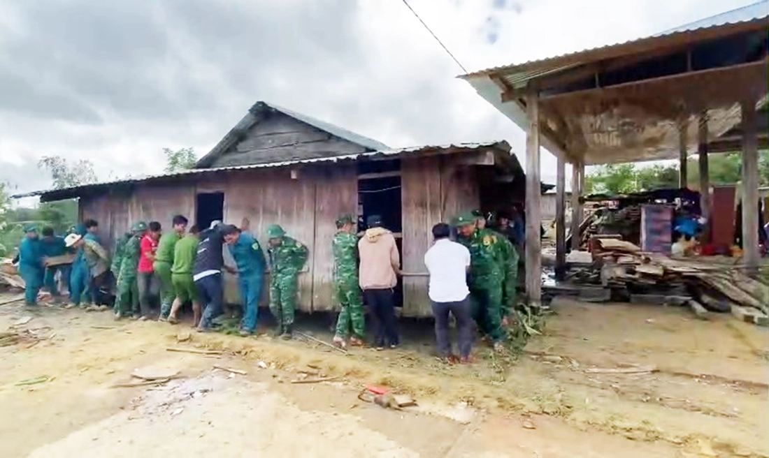 Bộ đội biên phòng, công an, dân quân khiêng 7 căn nhà vùng sạt lở đến nơi an toàn như 'thần đèn' - Ảnh 4.