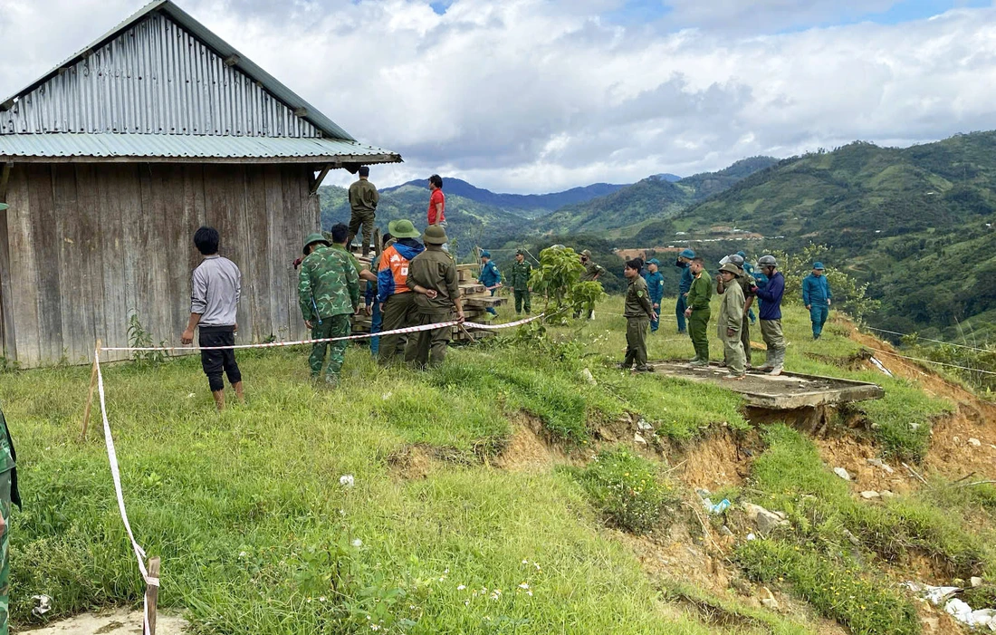 Bộ đội biên phòng, công an, dân quân khiêng 7 căn nhà vùng sạt lở đến nơi an toàn như 'thần đèn' - Ảnh 3.