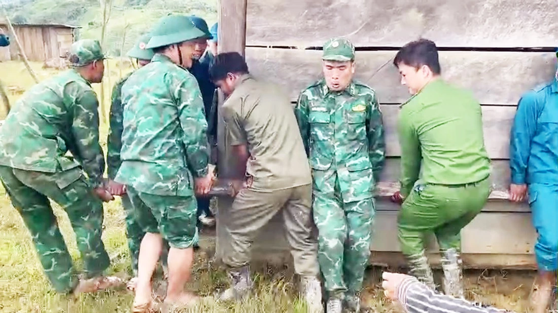 Bộ đội biên phòng, công an, dân quân khiêng 7 căn nhà vùng sạt lở đến nơi an toàn như 'thần đèn' - Ảnh 6.
