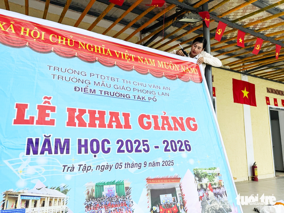 Đáng yêu cảnh cô trò Tăk Pổ quây quần chuẩn bị cho lễ khai giảng - Ảnh 7.