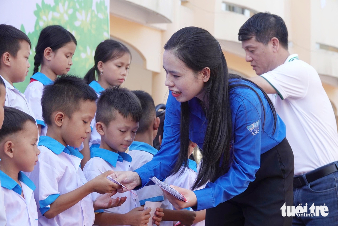 Nữ sinh vùng bão xúc động khi có học bổng: Tựu trường, chưa có quần áo, sách vở mới, em buồn lắm... - Ảnh 1.