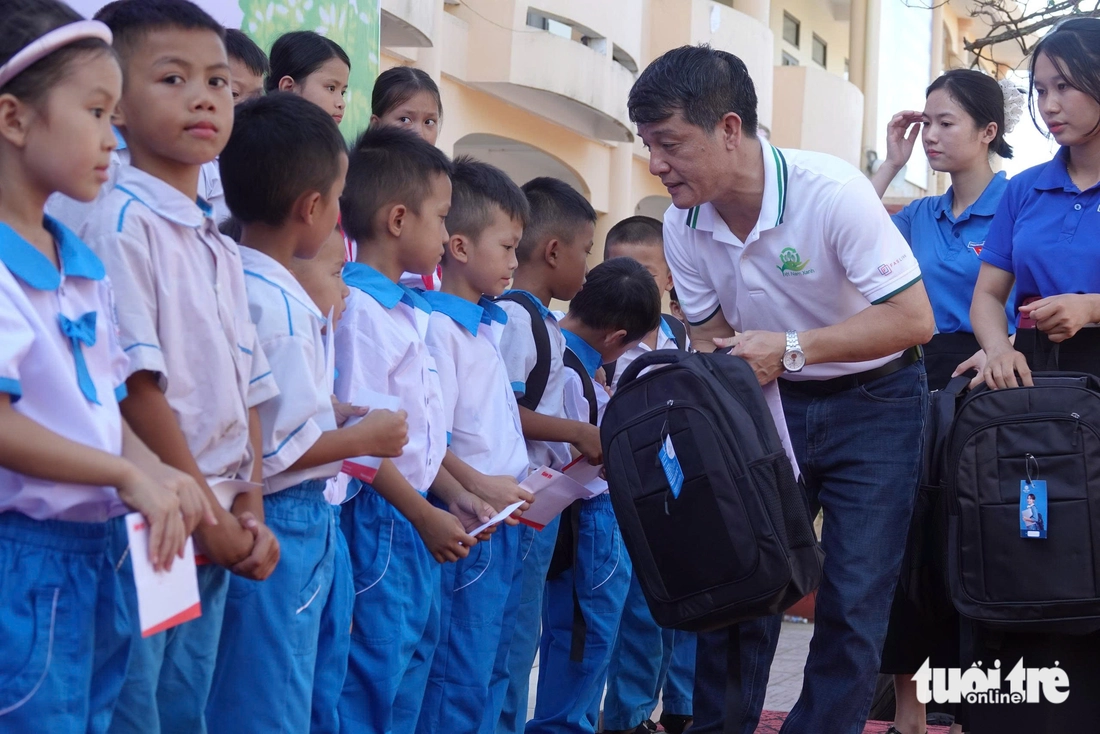 Nữ sinh vùng bão xúc động khi có học bổng: Tựu trường, chưa có quần áo, sách vở mới, em buồn lắm... - Ảnh 5.
