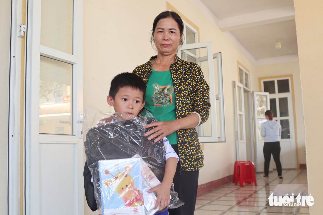 Nữ sinh vùng bão xúc động khi có học bổng: Tựu trường, chưa có quần áo, sách vở mới, em buồn lắm... - Ảnh 11.