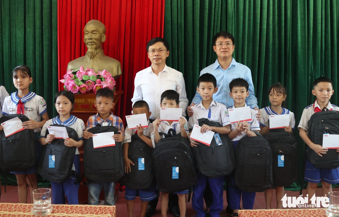 Nữ sinh vùng bão xúc động khi có học bổng: Tựu trường, chưa có quần áo, sách vở mới, em buồn lắm... - Ảnh 15.