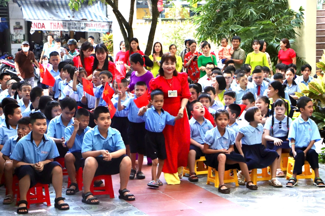 Lễ khai giảng đặc biệt ở Đà Nẵng: Học sinh hát quốc ca bằng ký hiệu tay - Ảnh 3.