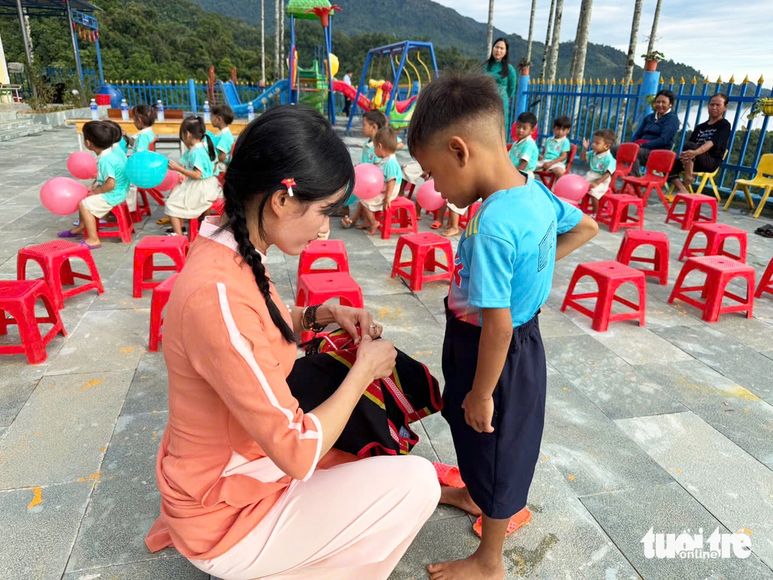 Lễ khai giảng trong trẻo ở điểm trường Tăk Pổ nơi rẻo cao bồng bềnh mây trắng - Ảnh 5.