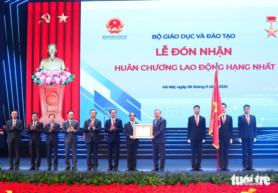 Tổng Bí thư Tô Lâm dự lễ khai giảng, kỷ niệm 80 năm truyền thống ngành giáo dục - Ảnh 11. Tổng Bí thư Tô Lâm - Ảnh 10.