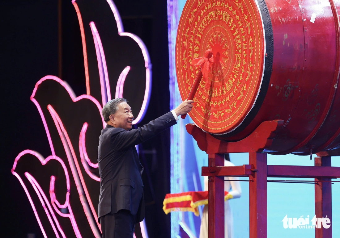 Tổng Bí thư Tô Lâm dự lễ khai giảng, kỷ niệm 80 năm truyền thống ngành giáo dục - Ảnh 7. Tổng Bí thư Tô Lâm - Ảnh 8.
