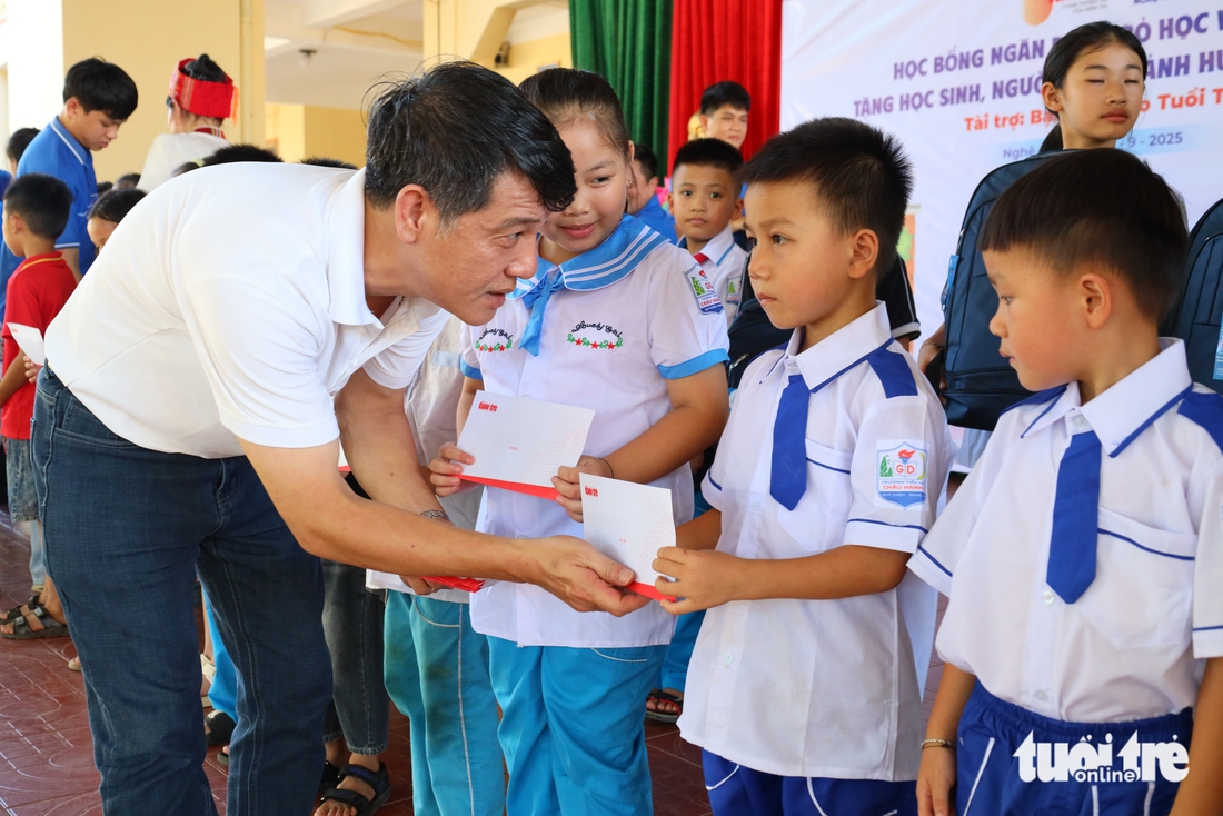 Học sinh vùng bão lũ xứ Nghệ nhận học bổng: 'Cô trò ai nấy đều vui' - Ảnh 6.
