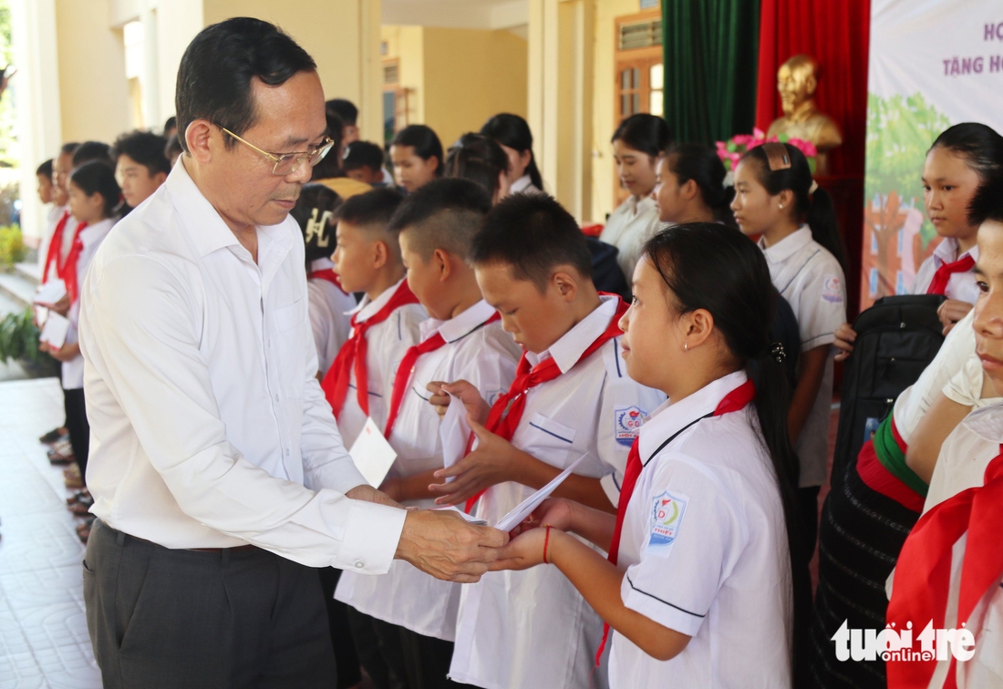 Học sinh vùng bão lũ xứ Nghệ nhận học bổng: 'Cô trò ai nấy đều vui' - Ảnh 9.