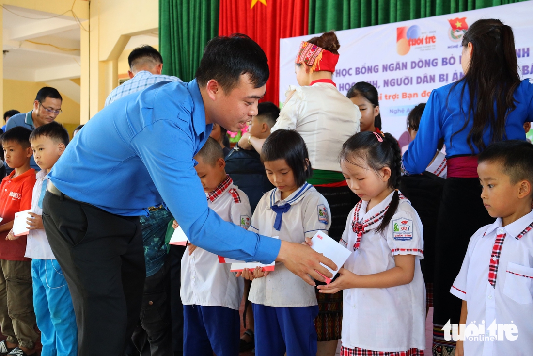 Học sinh vùng bão lũ xứ Nghệ nhận học bổng: 'Cô trò ai nấy đều vui' - Ảnh 10.