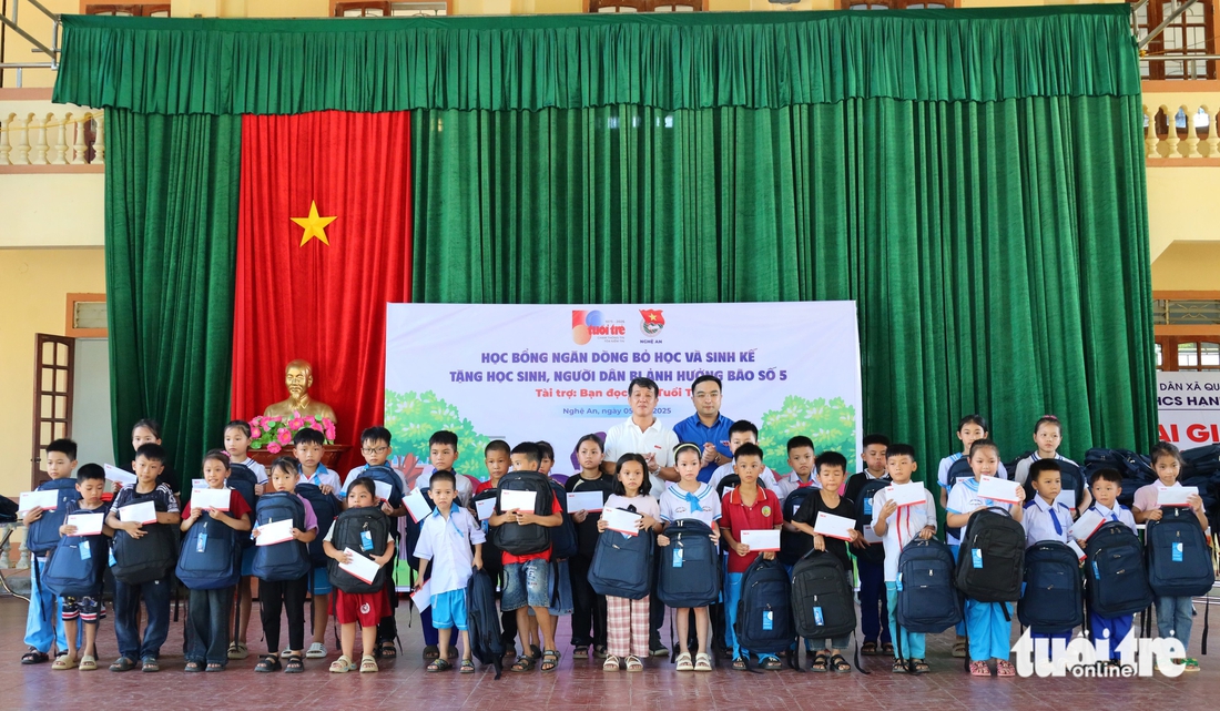 Học sinh vùng bão lũ xứ Nghệ nhận học bổng: 'Cô trò ai nấy đều vui' - Ảnh 14.