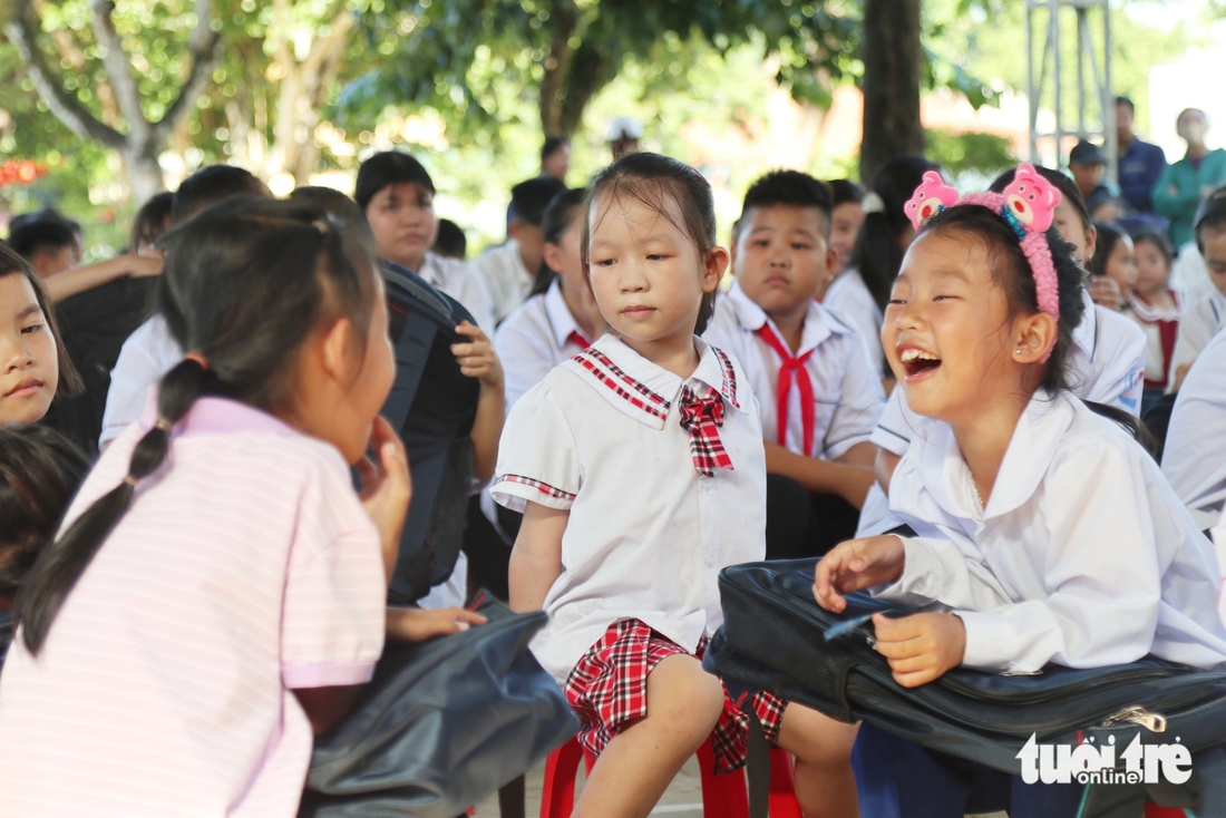 Học sinh vùng bão lũ xứ Nghệ nhận học bổng: 'Cô trò ai nấy đều vui' - Ảnh 15.