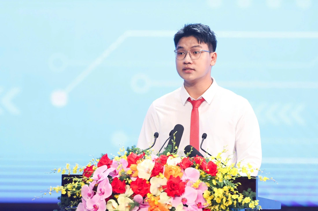 Tổng Bí thư Tô Lâm dự lễ khai giảng, kỷ niệm 80 năm truyền thống ngành giáo dục - Ảnh 4. Tổng Bí thư Tô Lâm - Ảnh 3.