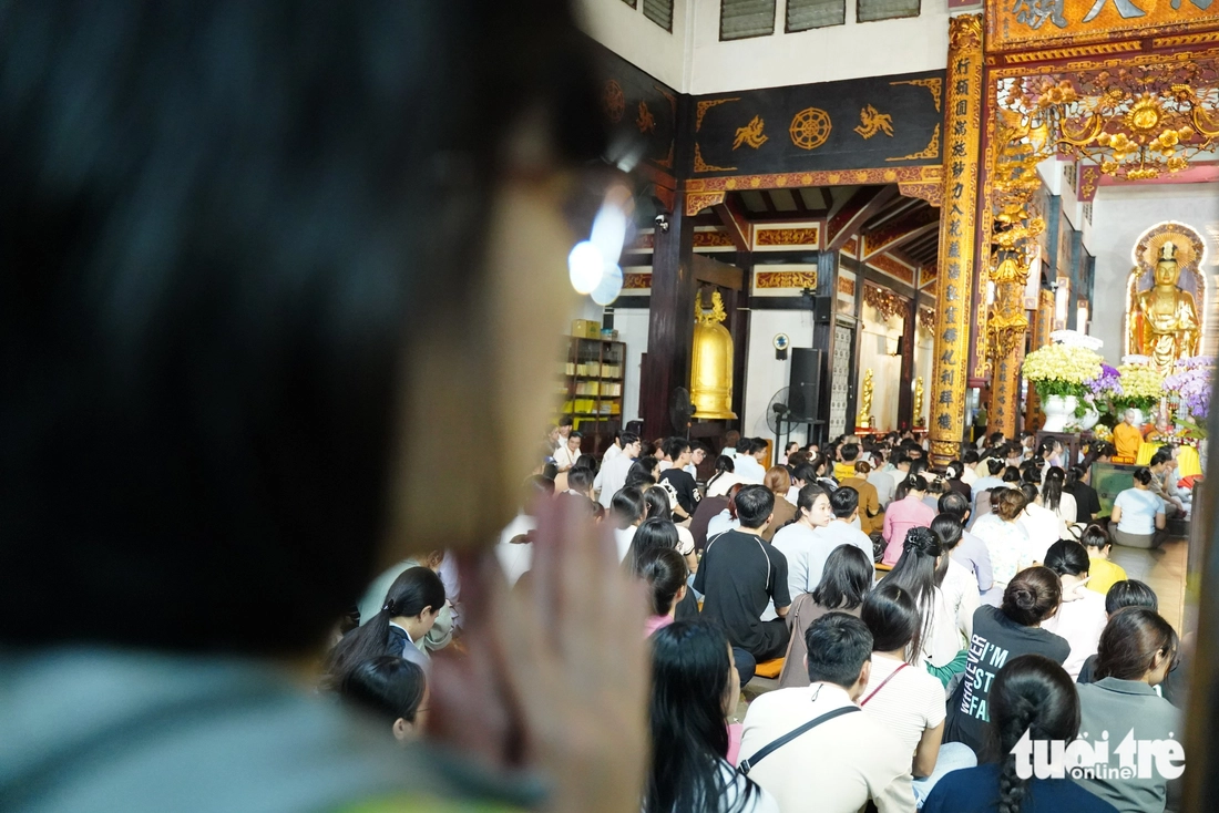 Người dân TP.HCM đội mưa, viếng chùa dịp lễ Vu lan báo hiếu - Ảnh 5.