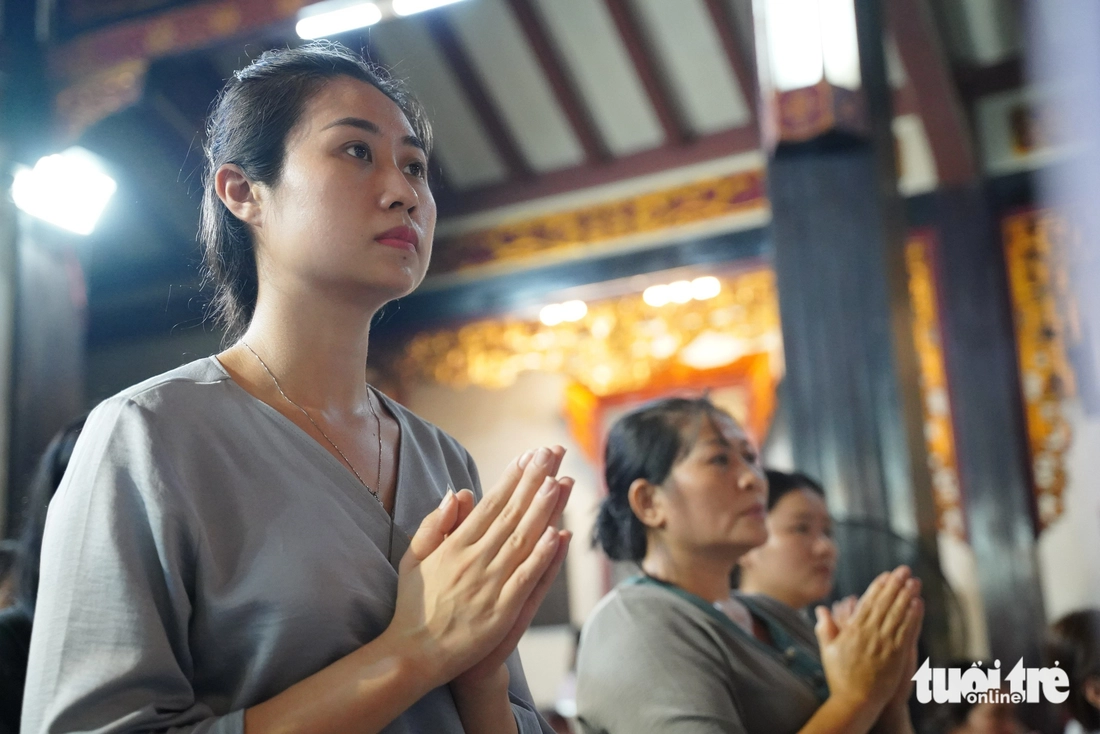 Người dân TP.HCM đội mưa, viếng chùa dịp lễ Vu lan báo hiếu - Ảnh 6.