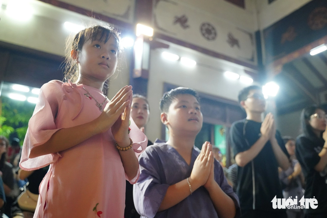 Người dân TP.HCM đội mưa, viếng chùa dịp lễ Vu lan báo hiếu - Ảnh 7.