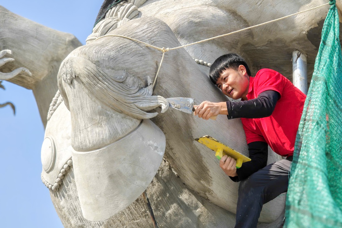 Đúc ngựa khổng lồ đón Tết, 9X Bắc Ninh mong đấu giá linh vật để sẻ chia mùa xuân - Ảnh 3.