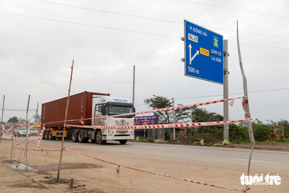 Cao tốc thiếu trạm dừng nghỉ, nút giao quốc lộ 9 thành 'trạm dừng' tiếp tế, vệ sinh - Ảnh 3.