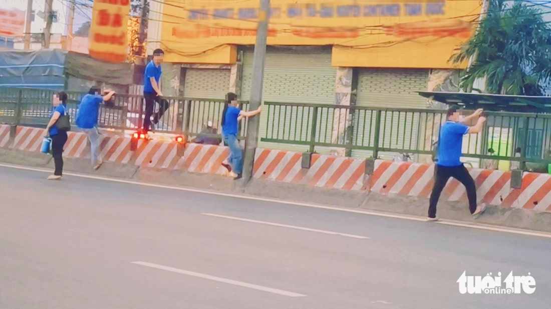 'Thót tim' cảnh hàng chục người trèo rào dải phân cách  băng qua quốc lộ 1 cũ - Ảnh 4.