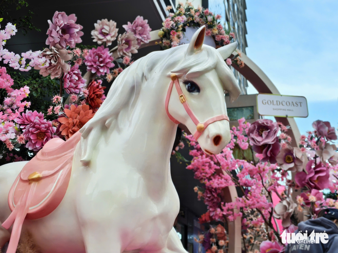 Du khách thích thú check-in linh vật ngựa hồng ở Nha Trang - Ảnh 2.
