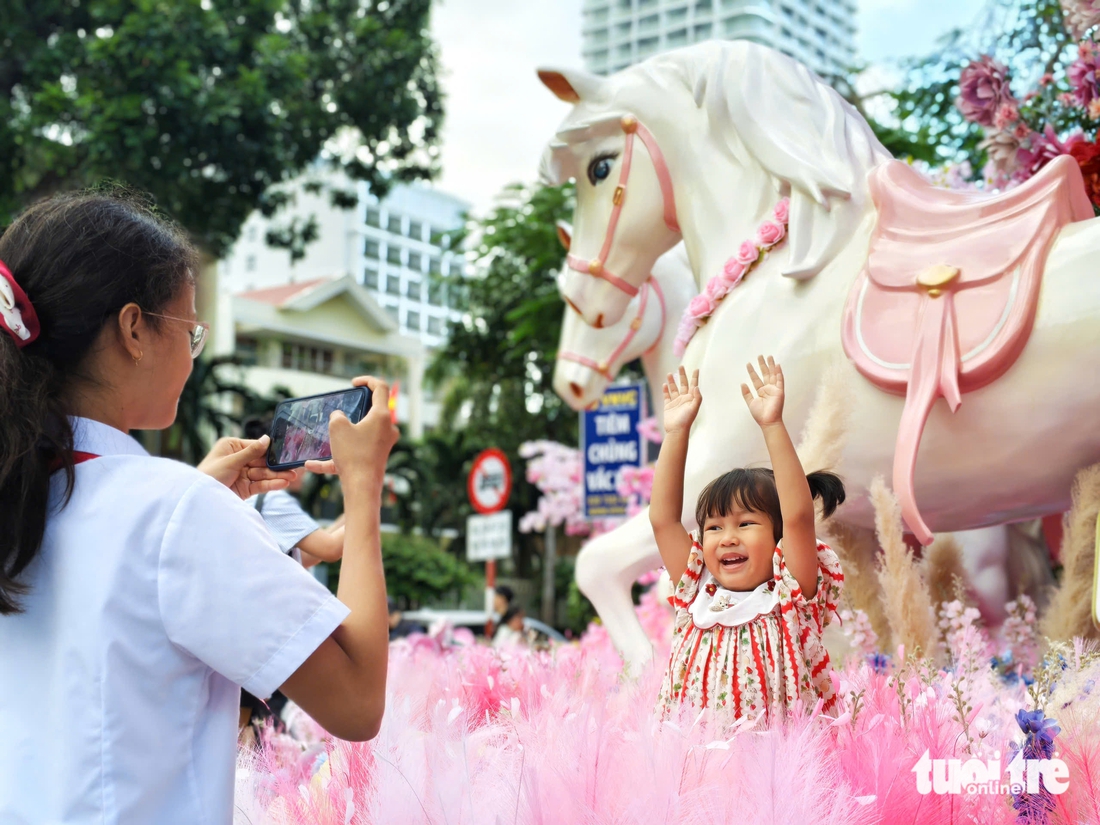 Du khách thích thú check-in linh vật ngựa hồng ở Nha Trang - Ảnh 3.
