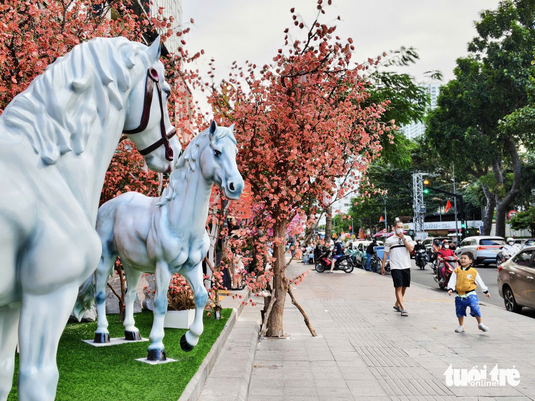 Du khách thích thú check-in linh vật ngựa hồng ở Nha Trang - Ảnh 5.